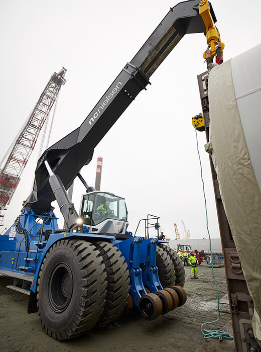 Reach stackers up to 152 ton – World’s largest reach stacker.
