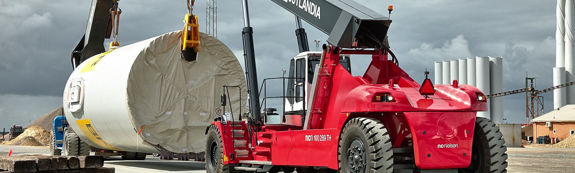 UNIQUE PARTNERSHIP WITH KONECRANES ABOUT A NEW 100 TONS REACH STACKER