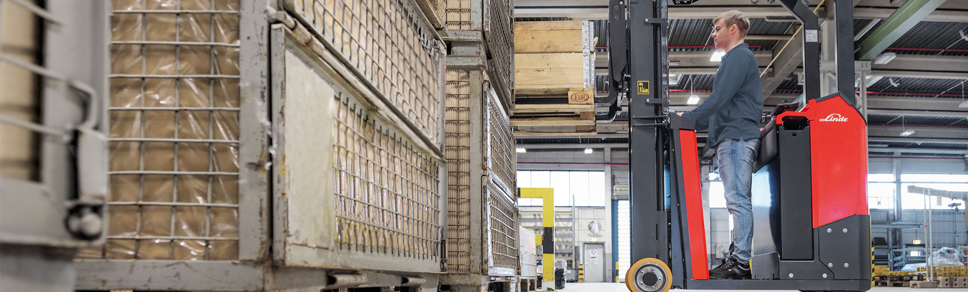 Linde E10 makes warehouse logistics easy