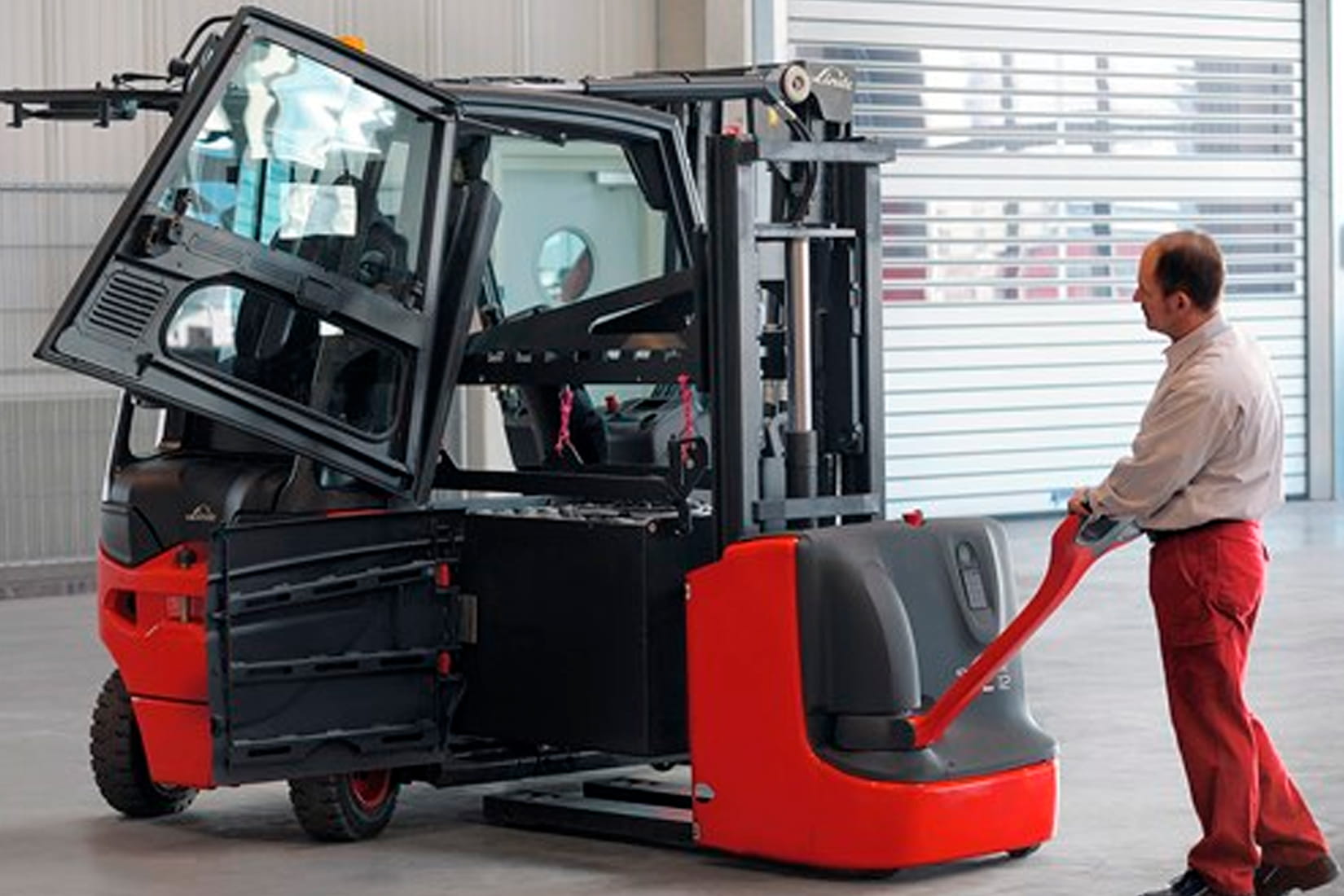 Pallet trucks and forklifts