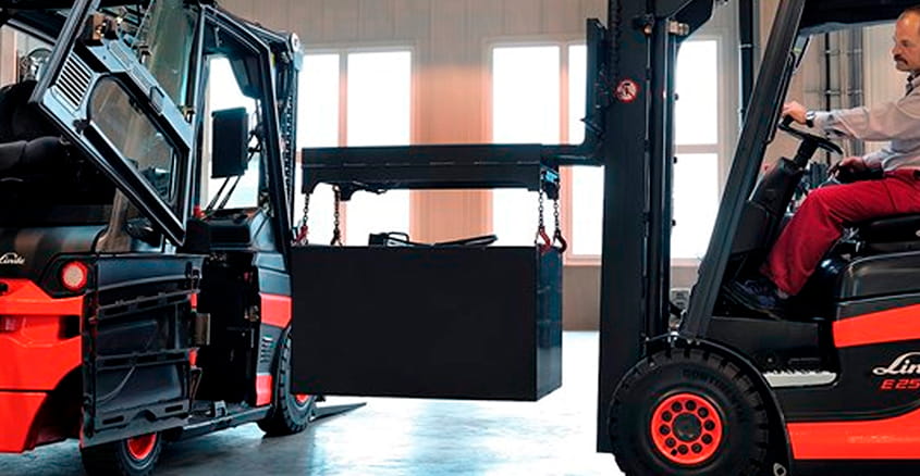 Linde battery replacement system